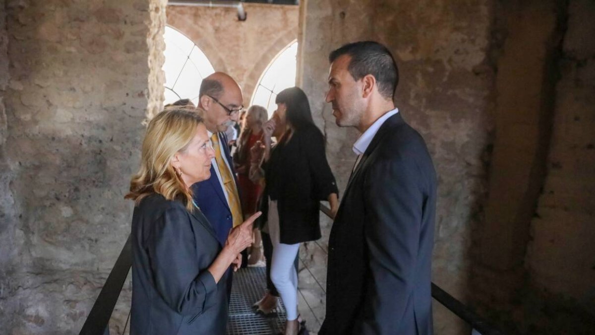 El presidente Vicent Mompó habla con la alcaldesa de Bétera, Elia Verdevío - DIPUTACIÓN DE VALENCIA