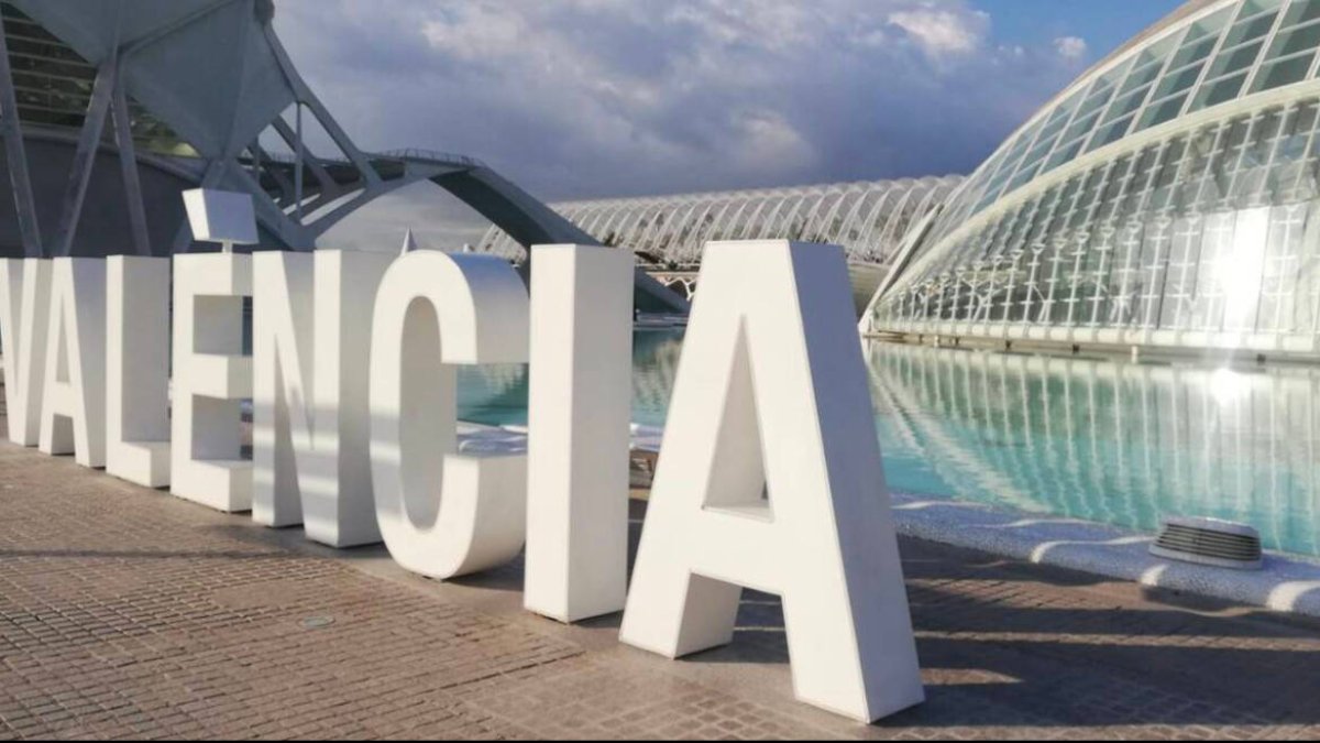 Cartel de Valencia con el acento abierto