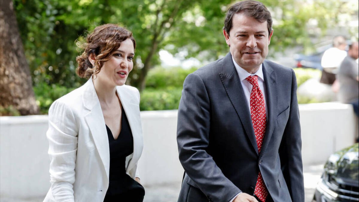 La presidenta de la Comunidad de Madrid, Isabel Díaz Ayuso y el presidente de la Junta de Castilla y León, Alfonso Fernández Mañueco.