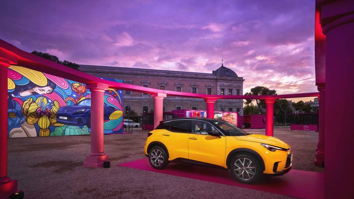 El ágora disruptiva y el nuevo Lexus LBX en uno de los contenedores marítimos convertidos en espacios artísticos, en la exposición de arte urbano de ADN Forum. Fuente: Lexus España.