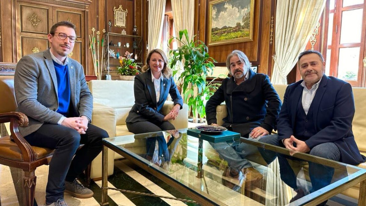 Begoña Carrasco junto a representantes del Colegio de Agentes Comerciales de Castellón y el concejal de Comercio y Consumo, Alberto Vidal.