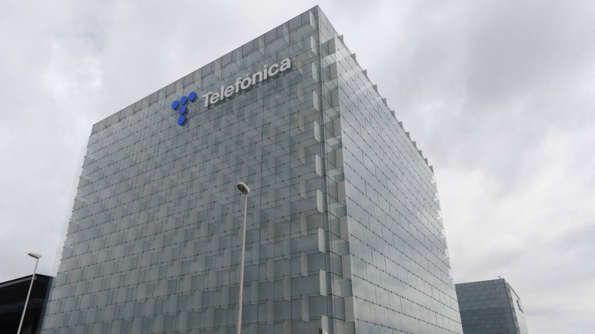 Exterior de la sede de Telefónica, en el ensanche de Las Tablas, en el distrito de Fuencarral-El Pardo, en Madrid (España). Fuente: Europa Press.