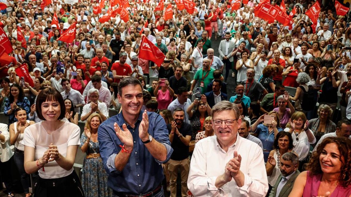 Pedro Sánchez durante un mitin en Valencia junto a Diana Morant y Ximo Puig.