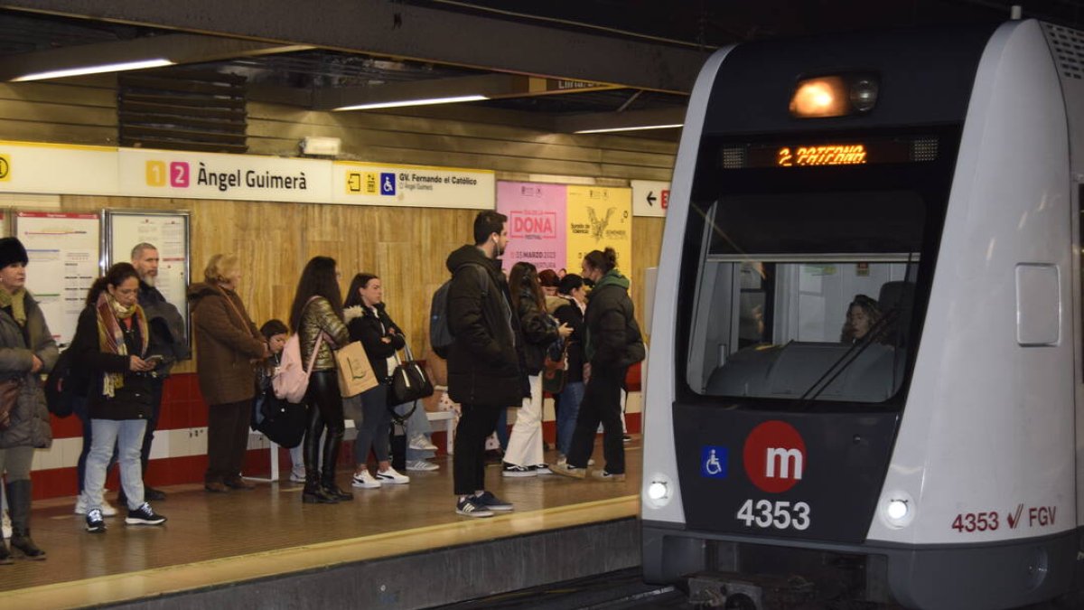 Metro circulando en Ángel Guimerà