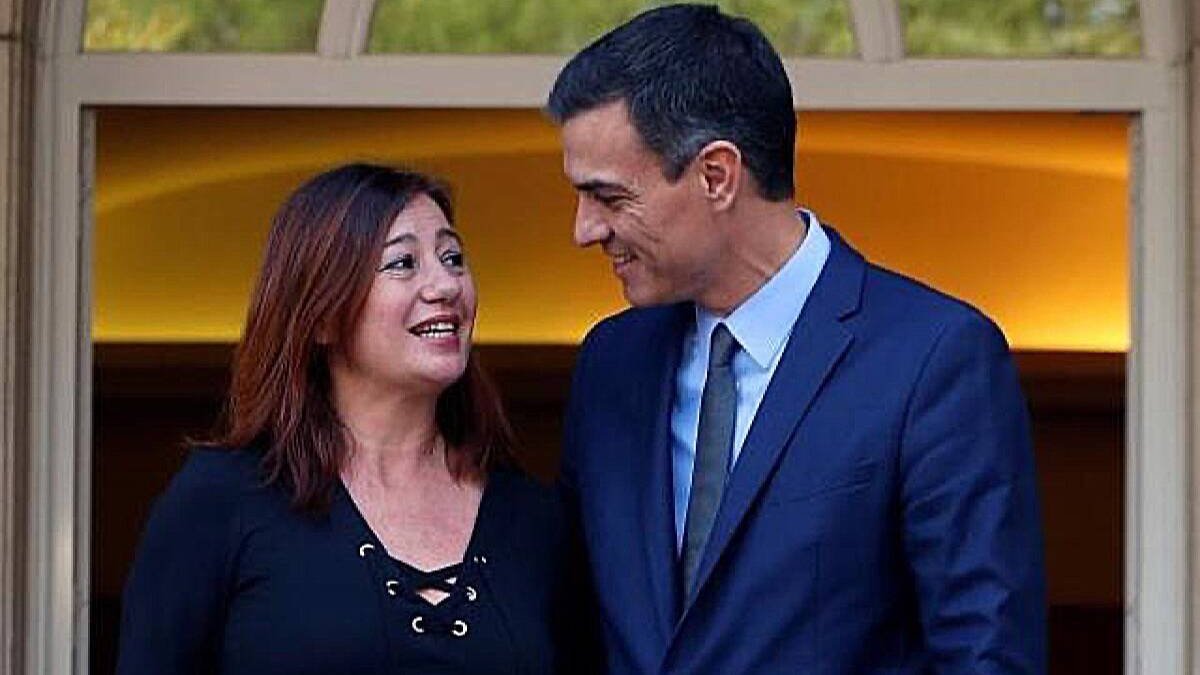 Francina Armengol junto a Pedro Sánchez