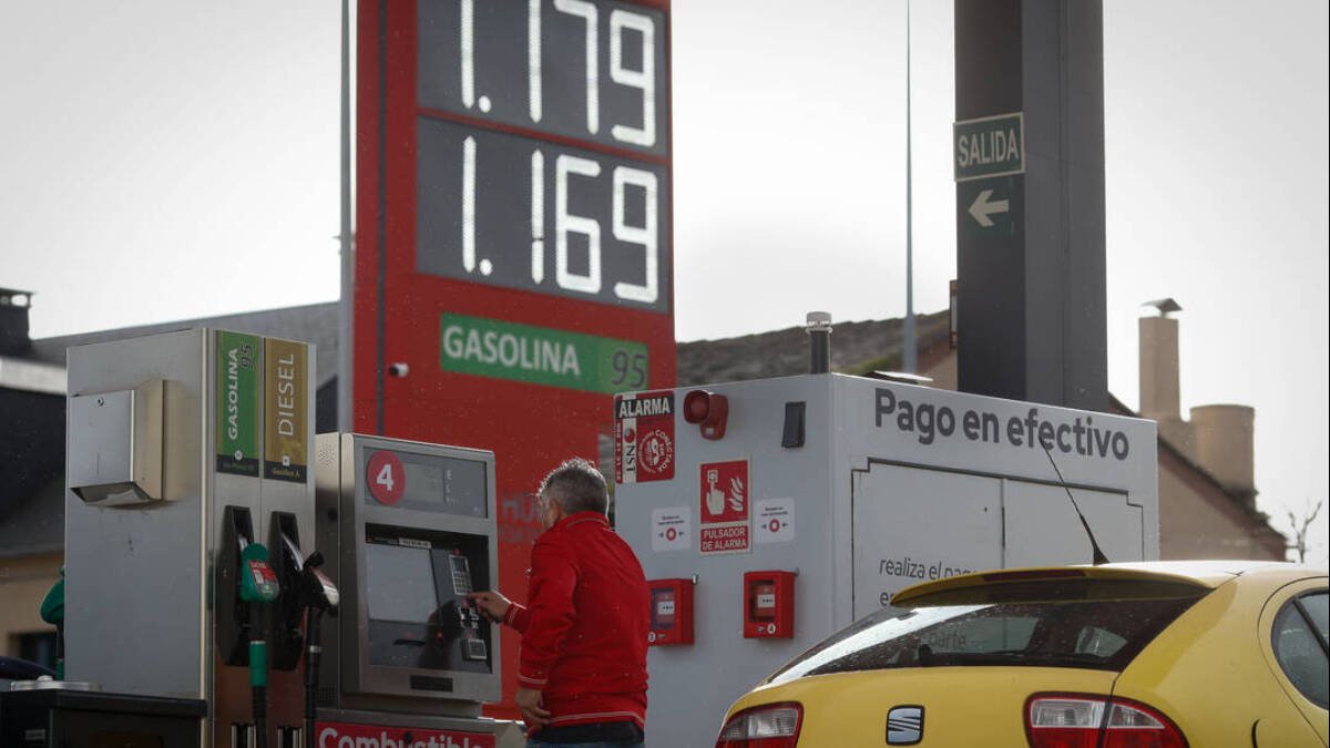 Un hombre reposta combustible en una gasolinera.