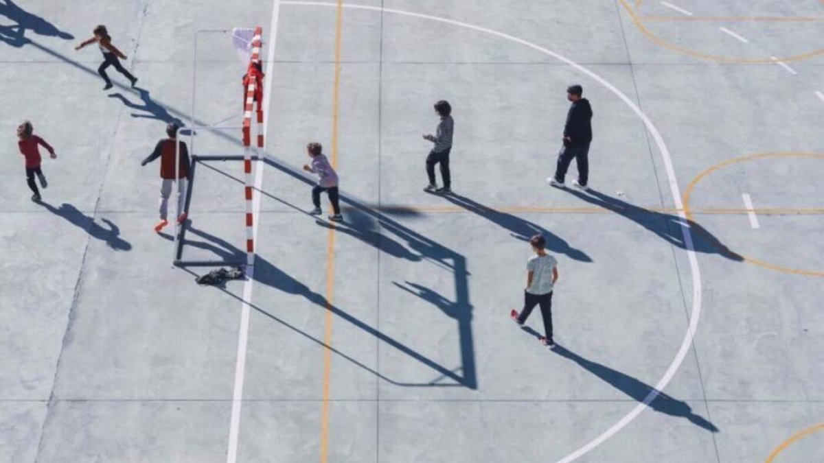 Alumnes jugant al pati d'un col·legi