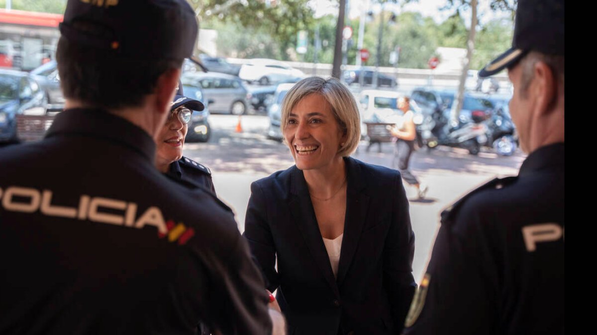 La consellera de Justicia e Interior, Elisa Núñez, saluda a su llegada a una reunión con la comisaria jefe de la Policía de la Generalitat,