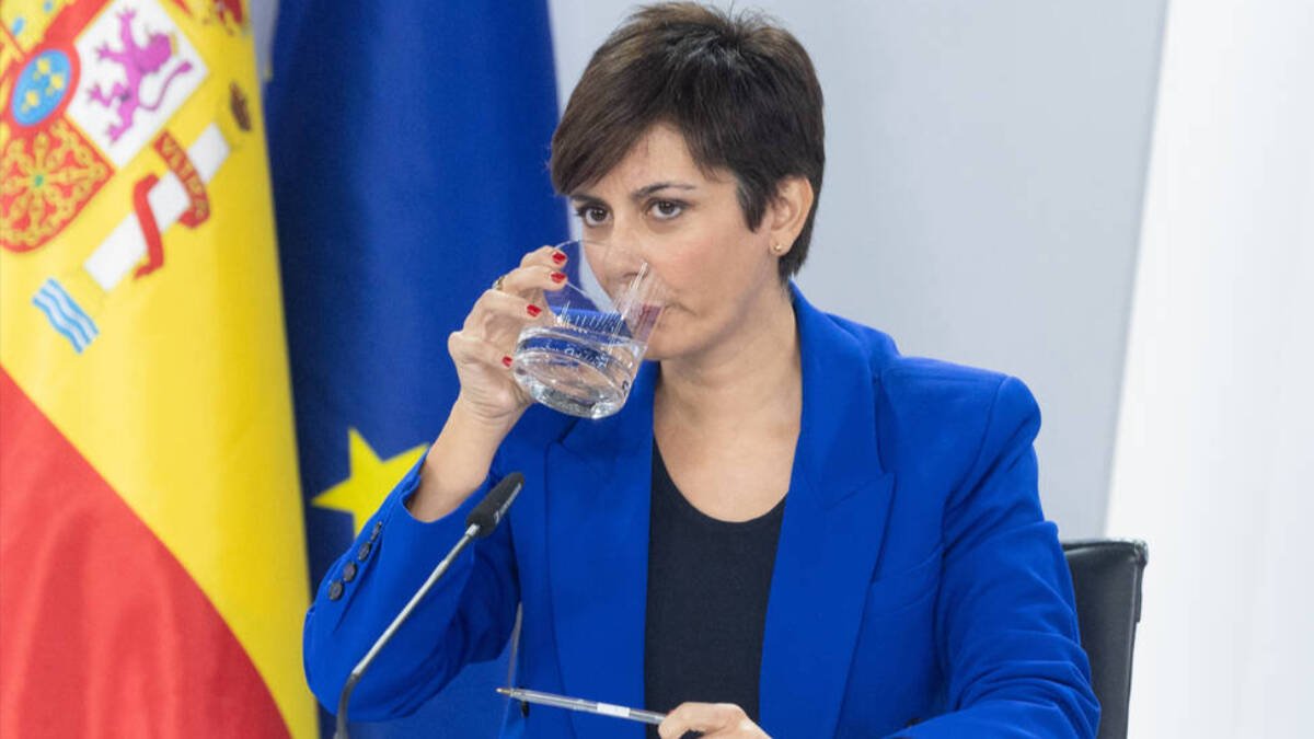 La ministra Portavoz en funciones, Isabel Rodríguez, bebe agua durante la rueda de prensa posterior al Consejo de Ministros.