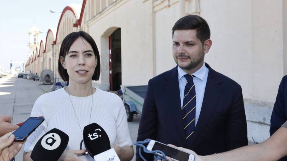 El alcalde de Gandia, José Manuel Prieto, y su antecesora Diana Morant