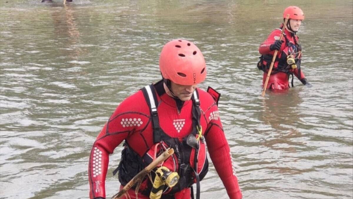 Bomberos en labores de búsqueda del desaparecido en Paterna