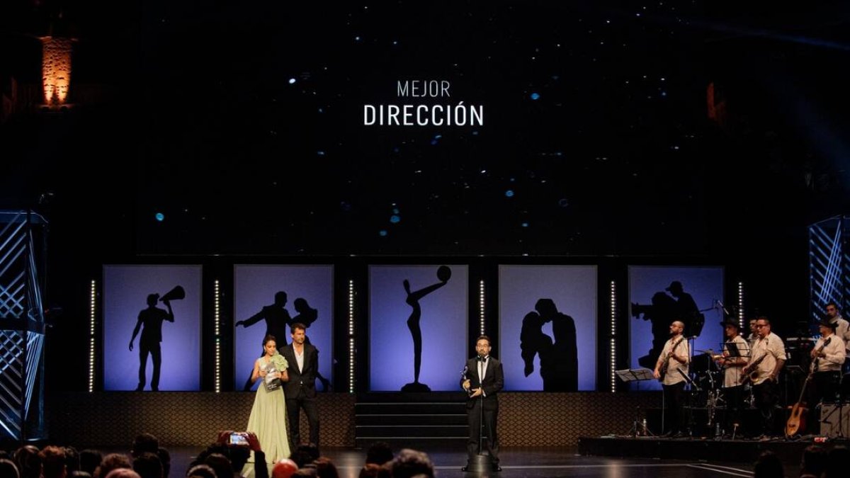 J.A. Bayona con el premio que le acredita como mejor director por 'La sociedad de la nieve'