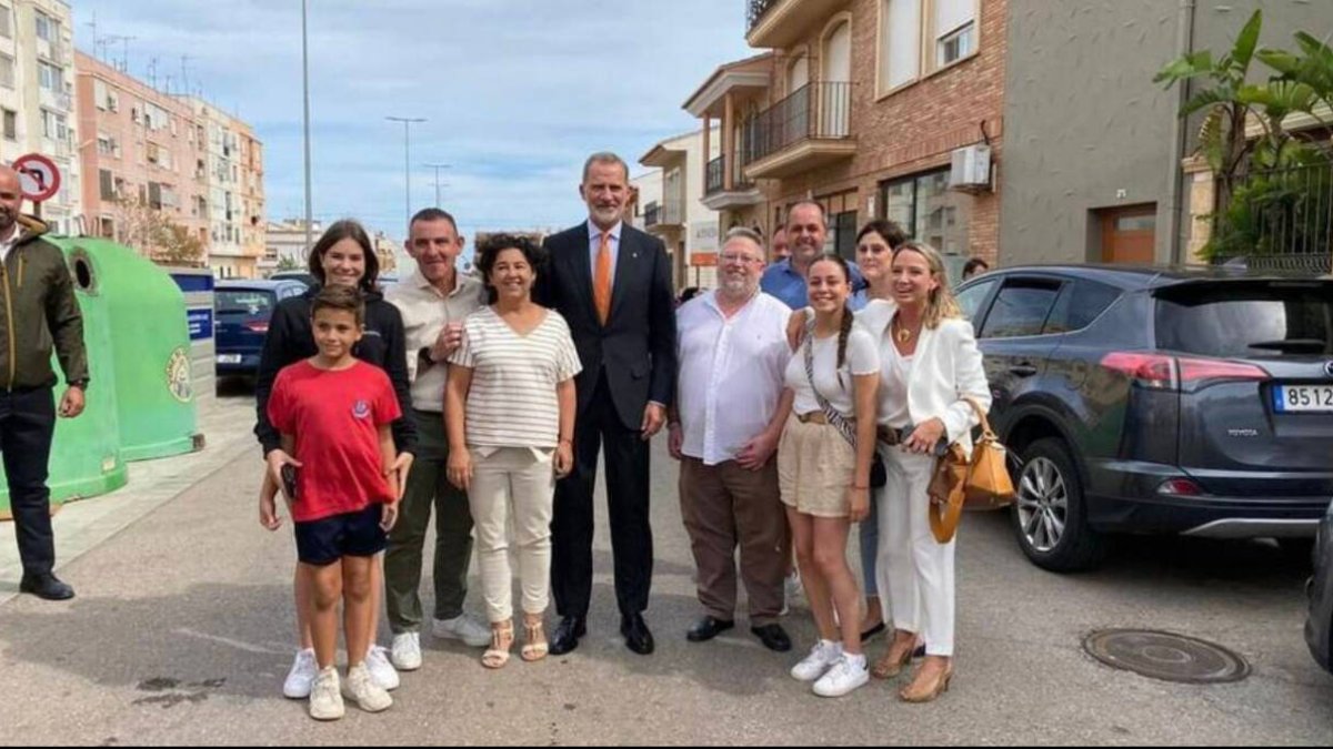 Felipe VI en Puçol con vecinos y la alcaldesa