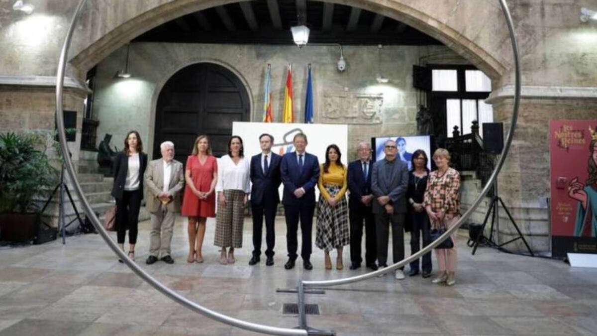 Ximo Puig con la escultura de Alfaro retirada