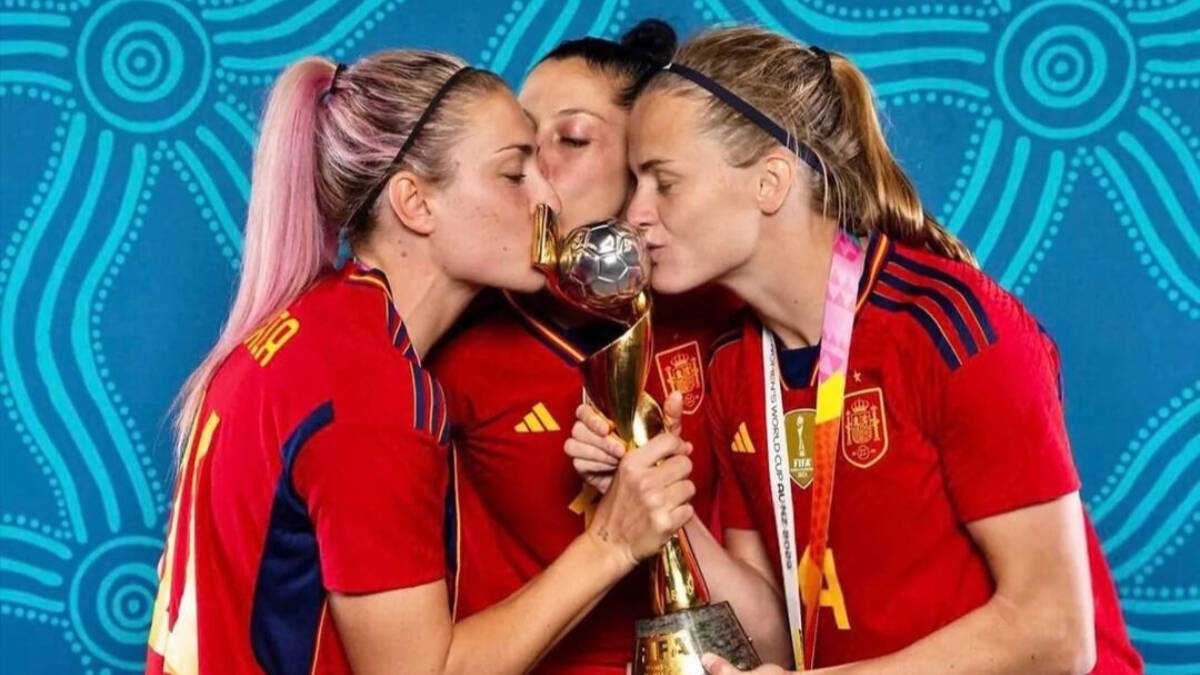 Jenni, Alexia e Irene, con el trofeo de Campeonas del Mundo