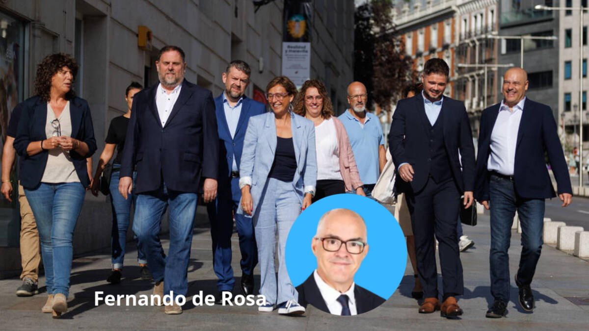 El líder de ERC, Junqueras (2 por la izd.) junto al portavoz del grupo en Congreso, Rufián (2.dcha.) y diputados de su partido el día de la aprobación del uso de las lenguas cooficiales