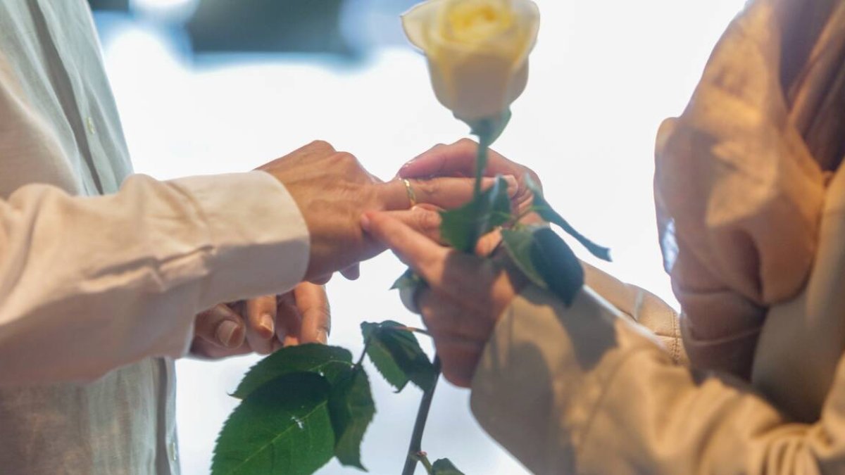 Una pareja se coloca las alianzas en la celebración de su boda