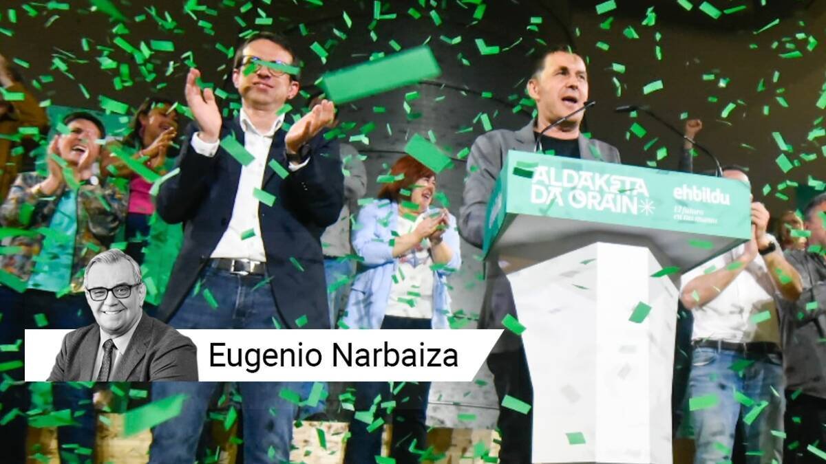 El candidato de Bildu a lehendakari, Pello Otxandiano, celebra junto al coordinador general de la coalición, Arnaldo Otegi, el resultado en las elecciones vascas.