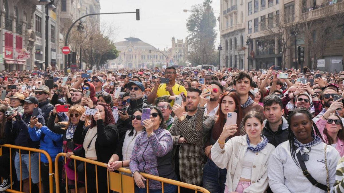 Ambiente durante una mascletá, en la plaza del Ayuntamiento de Valencia