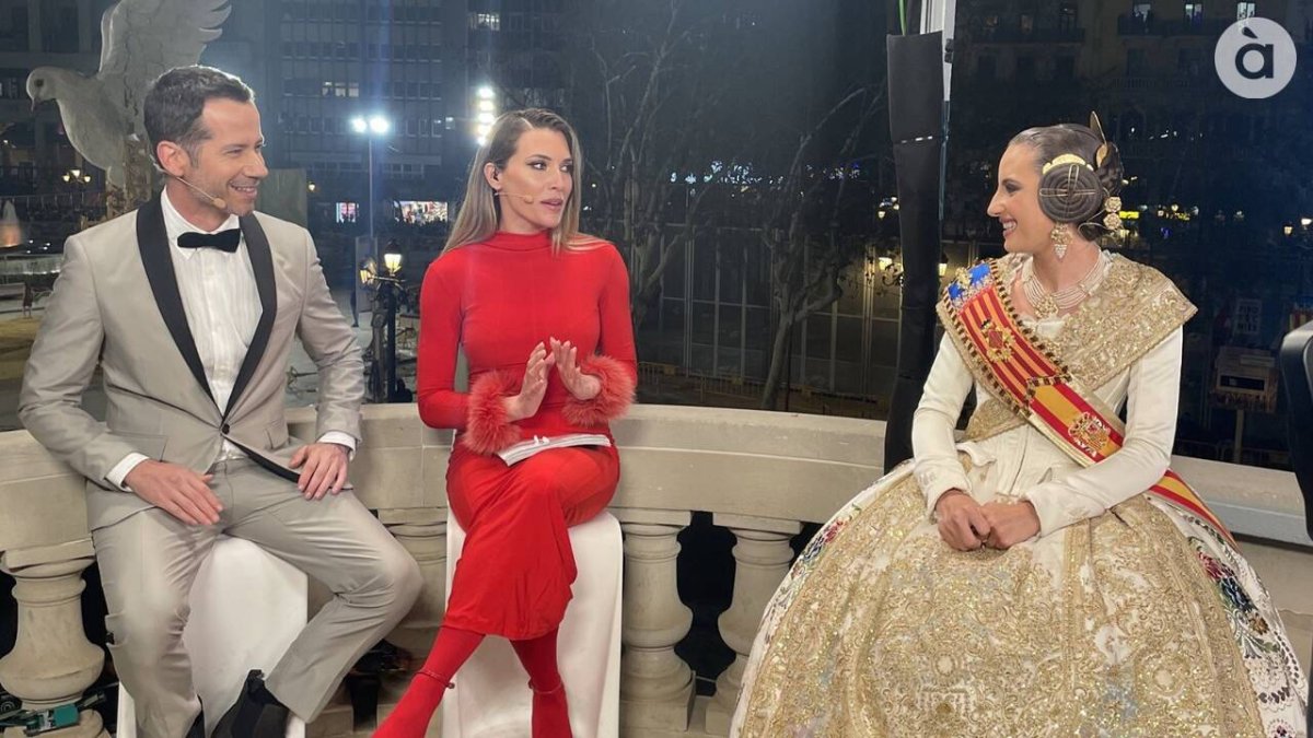 Presentadores de À Punt y la fallera mayor de Valencia