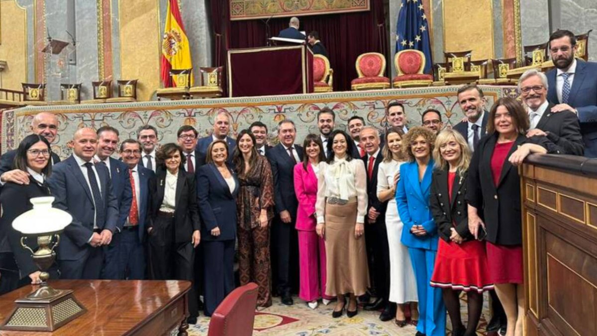 El secretario general del PSOE andaluz, Juan Espadas, en el centro de la imagen con los parlamentarios y senadores andaluces.