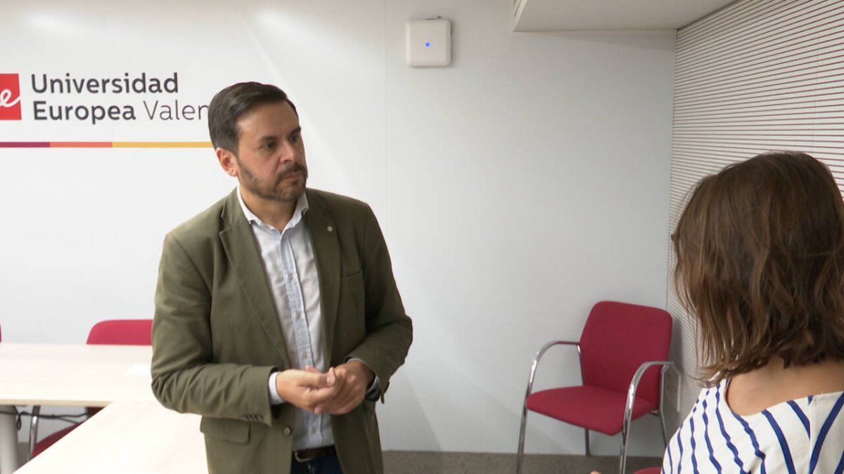 El periodista y profesor Jorge Mestre durante una entrevista.