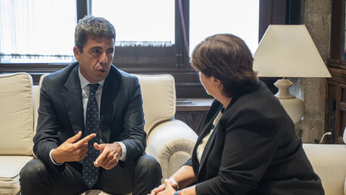 Carlos Mazón con la presidenta de la AVL, Verònica Cantó.