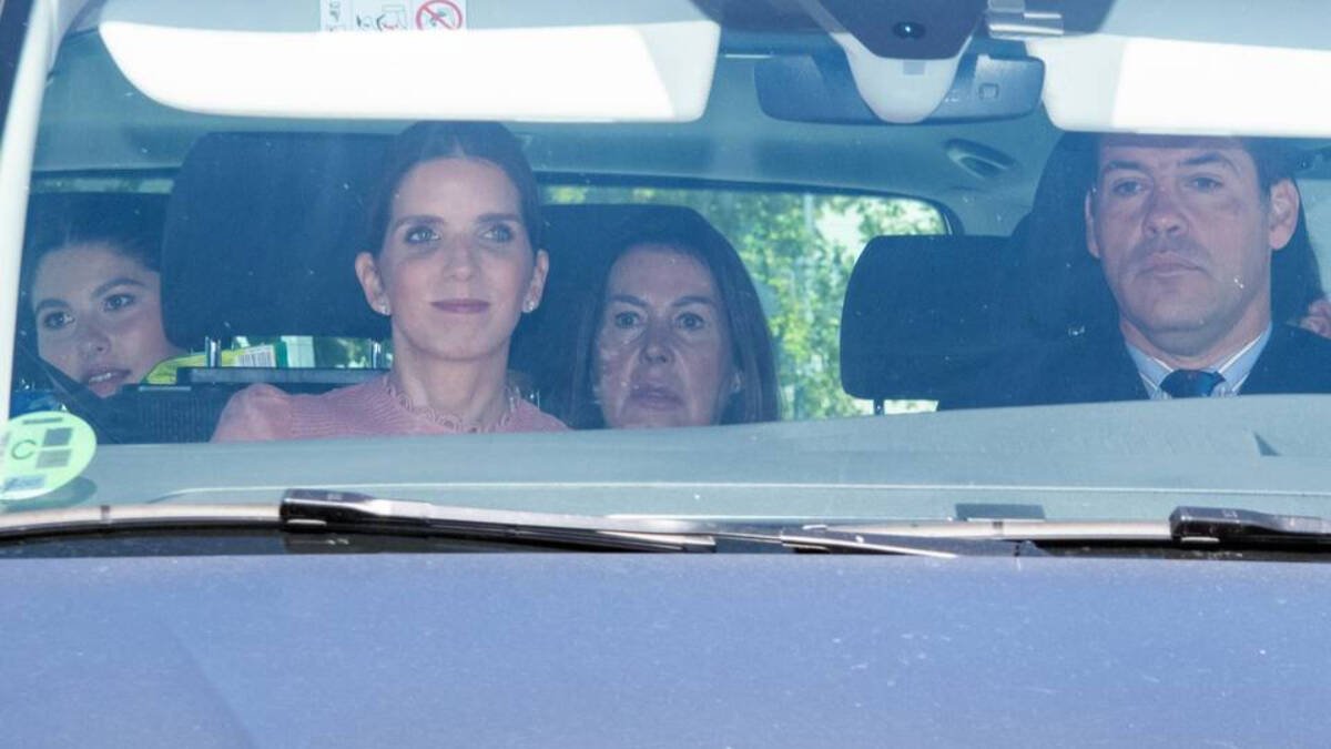 Carmen Martínez Bordiú junto a su hijo y su nuera.