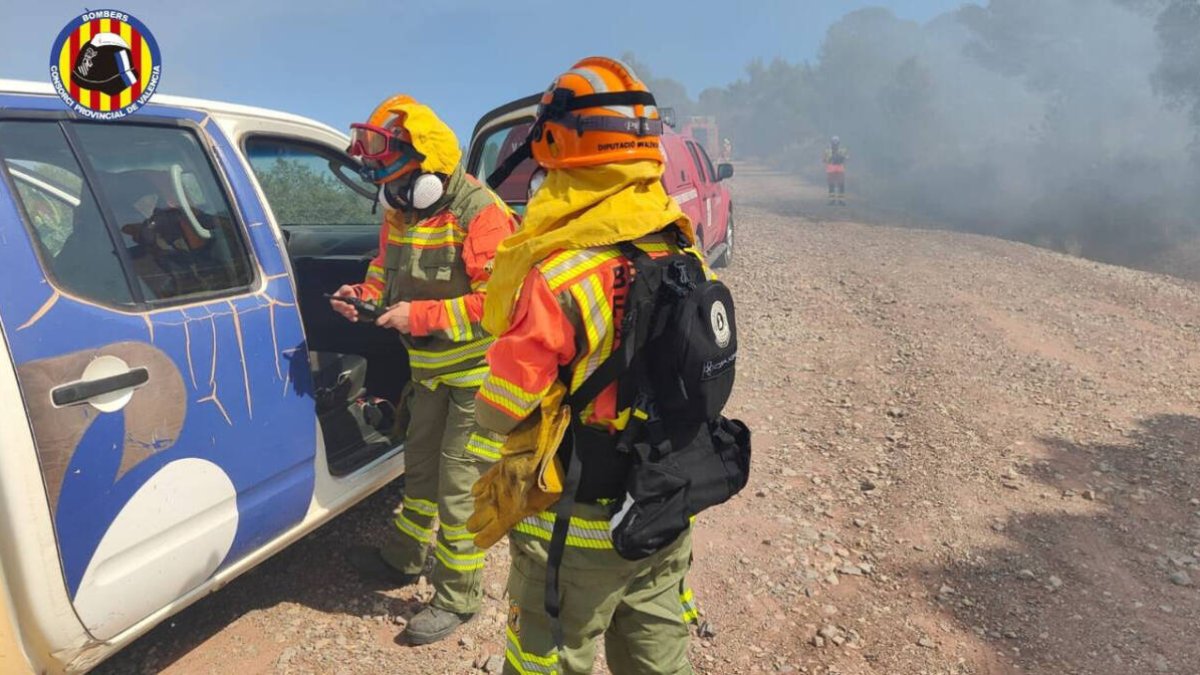Tareas de extinción por parte de los bomberos