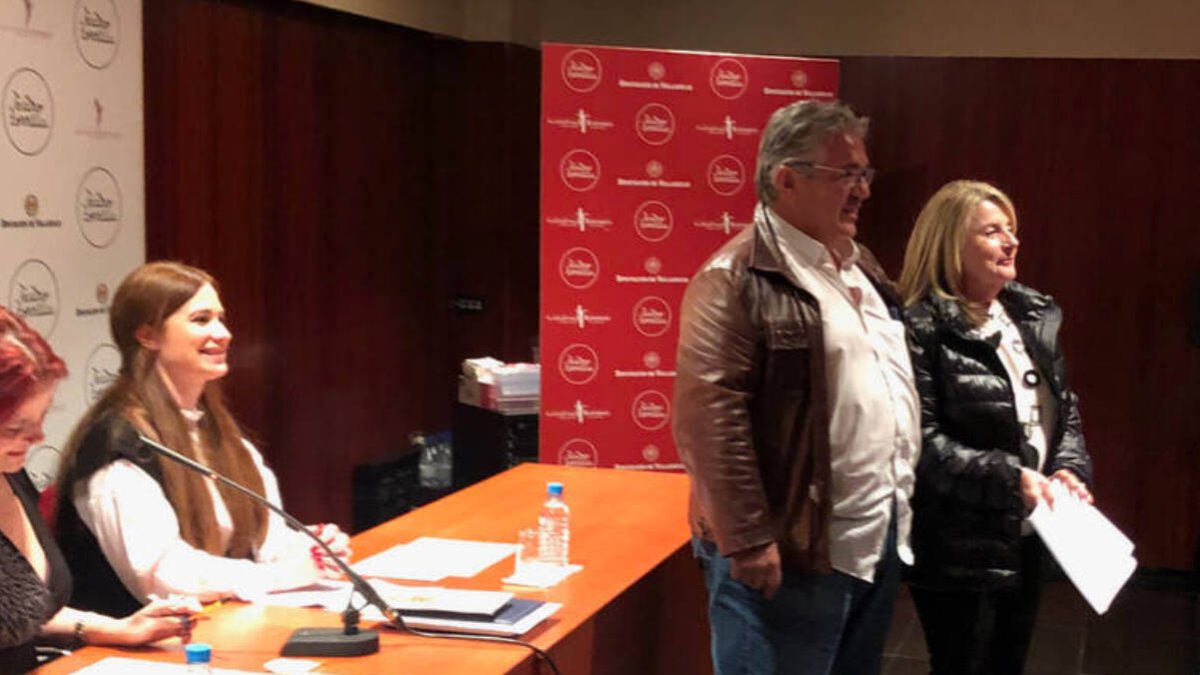 La pintora Amalia Navarro en el momento de recibir el Premio