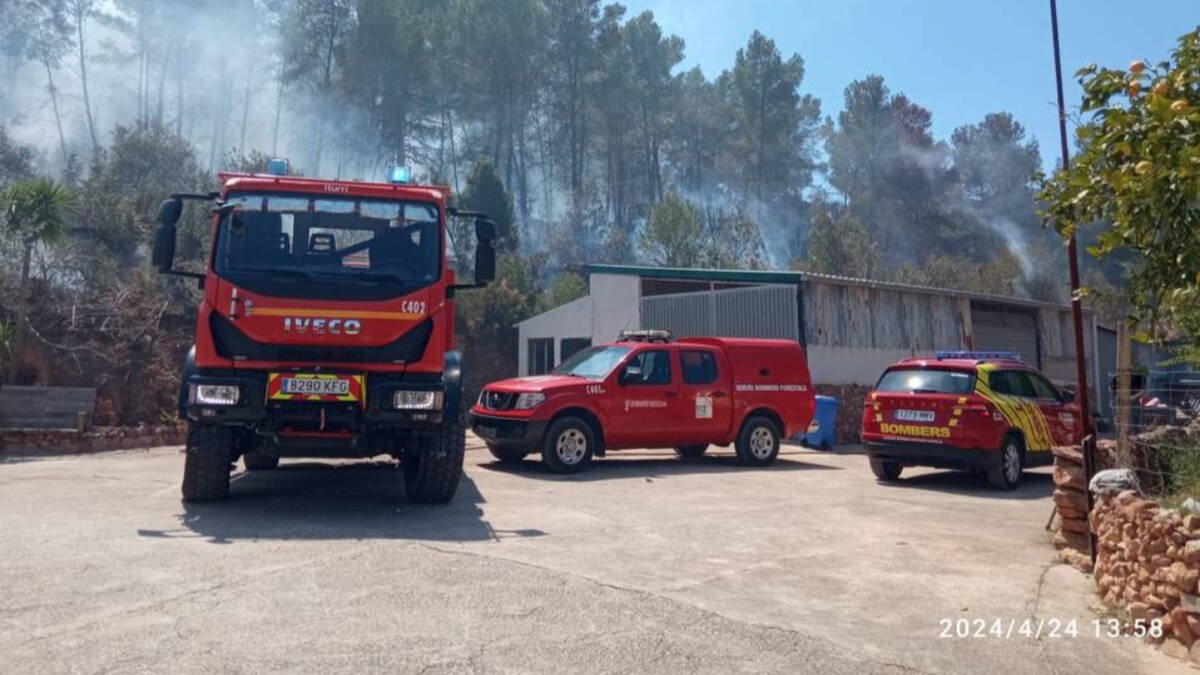 Bomberos trabajan en un incendio forestal en Onda (Castellón)