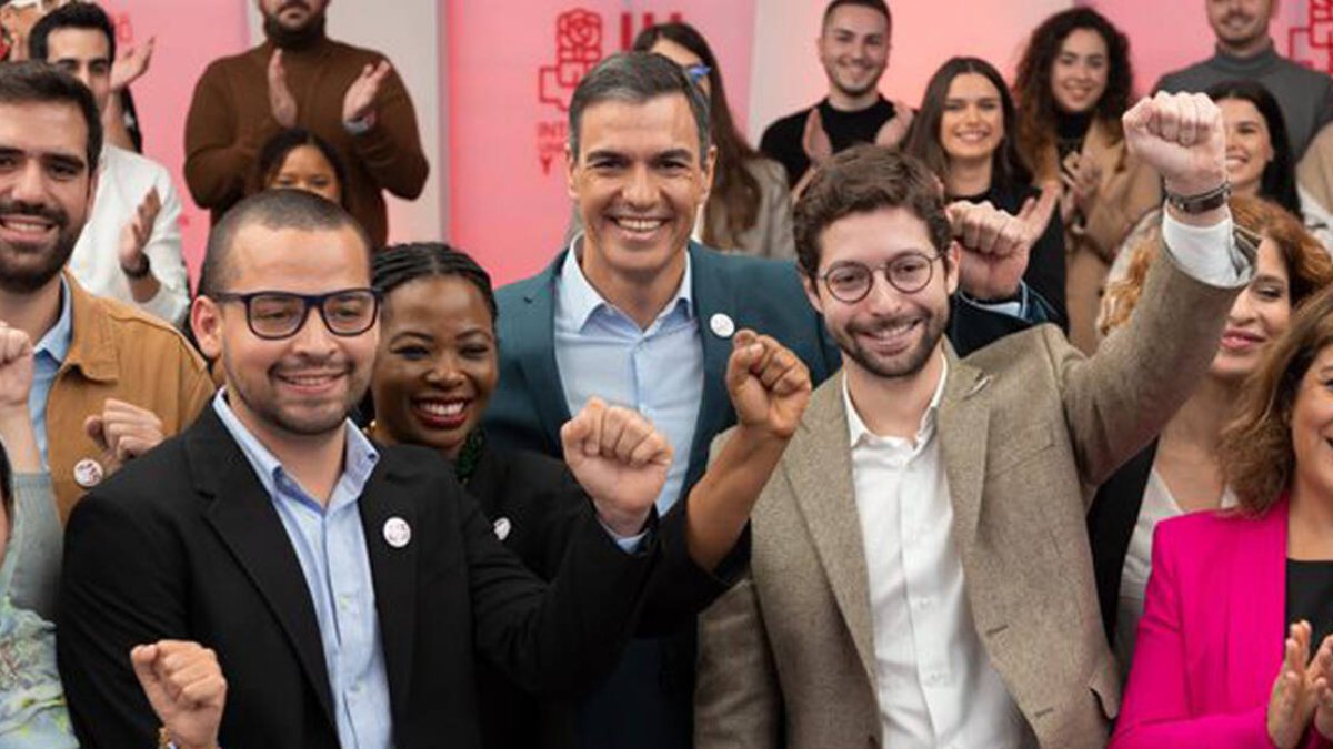 Pedro Sánchez con jóvenes socialistas