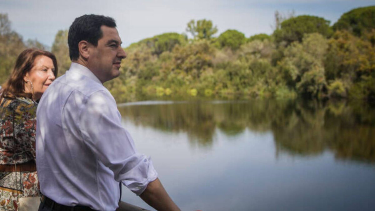 El presidente de la Junta de Andalucía, Juanma Moreno, en el Parque de Doñana.