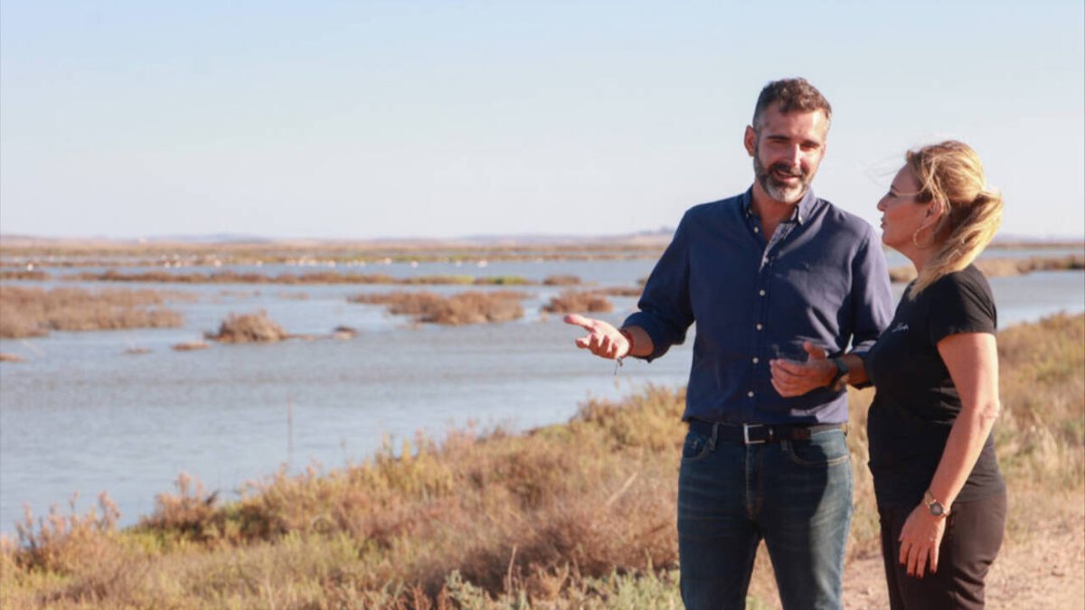 El consejero de Sostenibilidad, Medio Ambiente y Economía Azul, Ramón Fernández-Pacheco y la consejera de Economía,Carolina España, en una visita a la finca