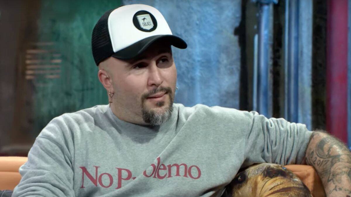 Kiko Rivera en el sofá de La Resistencia repartiendo titulares.
