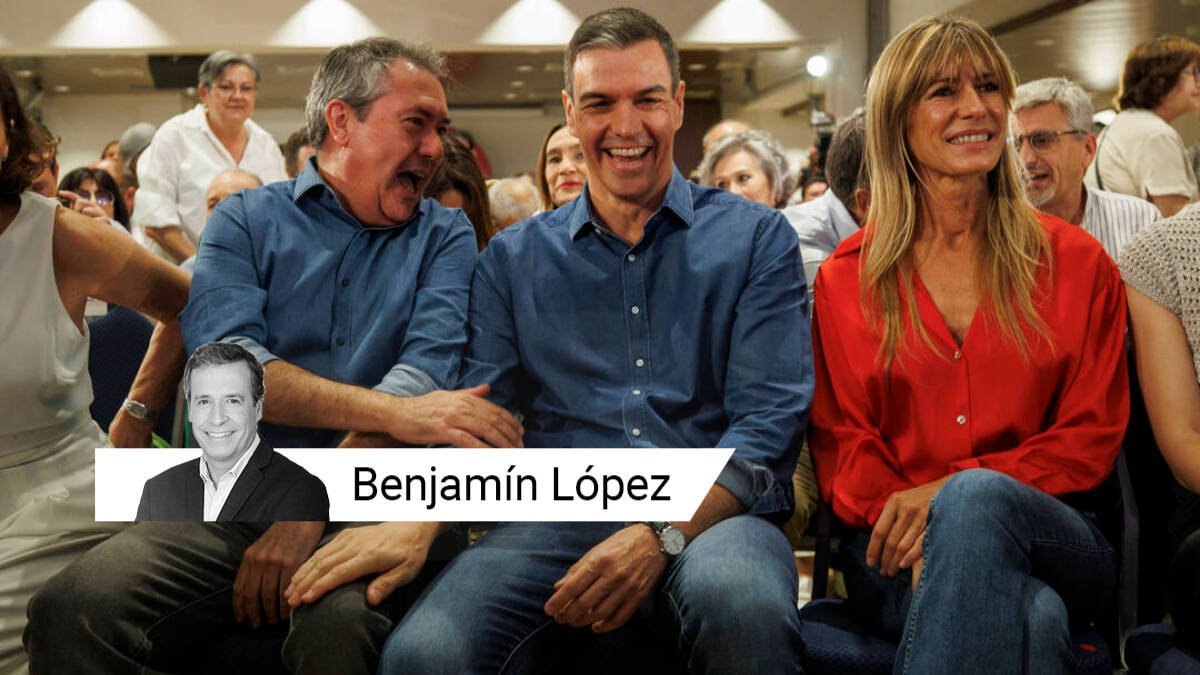 Pedro Sánchez, junto a su mujer (a la derecha en la fotografía) y Juan Espadas, presdidente de los socialistas andaluces