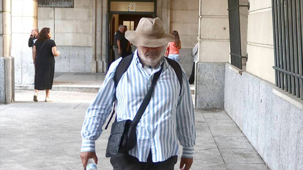 El exsindicalista de UGT, Juan Lanzas, este lunes llegando a la Audiencia de Sevilla.