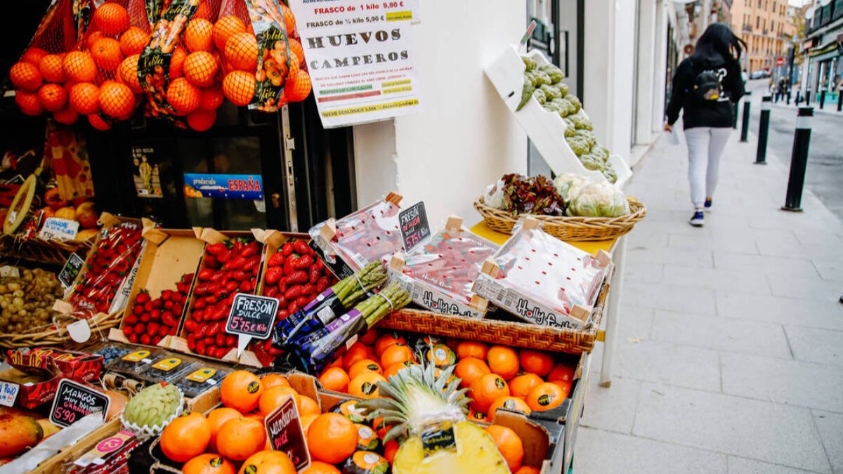Piezas de frutas y hortalizas en una frutería.