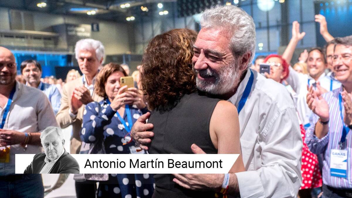 Miguel Ángel Rodríguez e Isabel Díaz Ayuso se abrazan durante el Congreso del Partido Popular de Madrid.