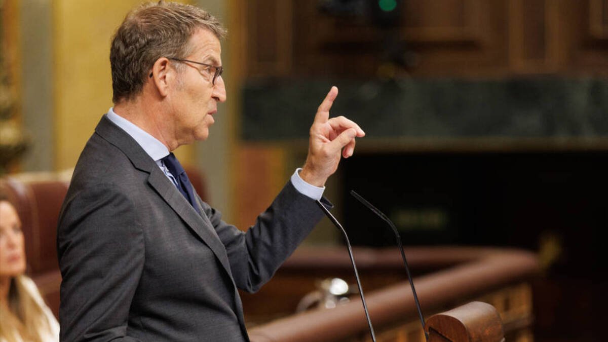 El líder del PP y candidato a la Presidencia del Gobierno, Alberto Núñez Feijóo, responde desde el estrado a los ataques de la portavoz de Bildu, Mertxe Aizpurua.