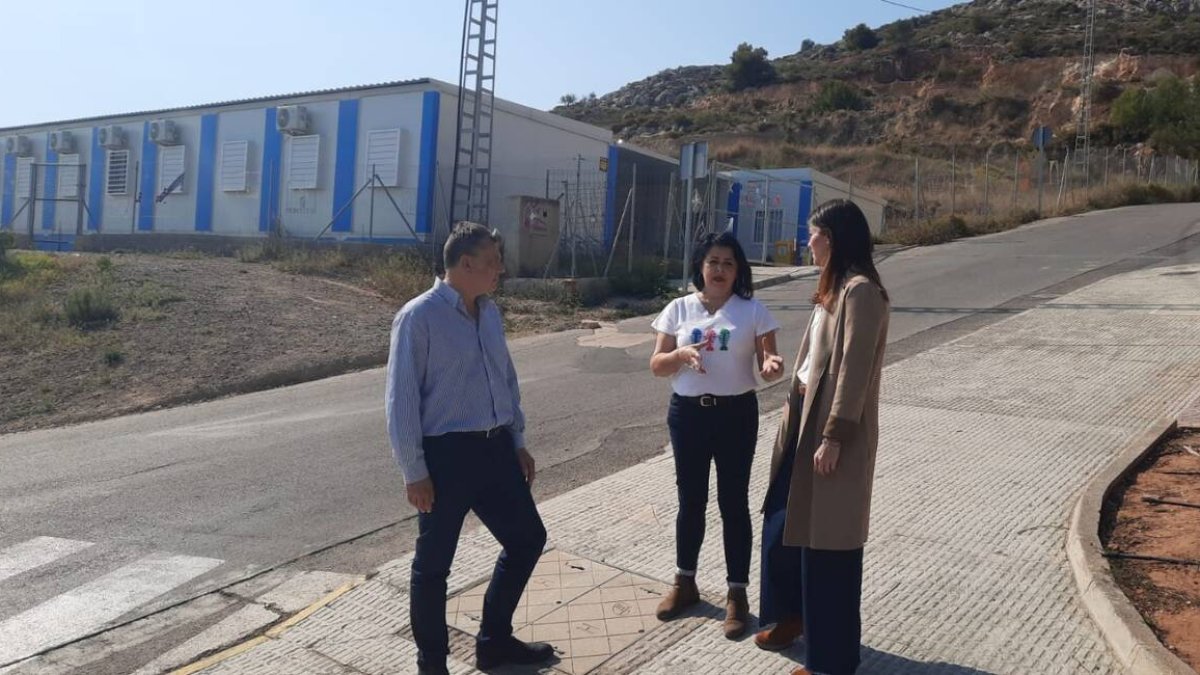 Beatriz Gascó, Enrique Esteve y Chelo Vilarrocha en la parcela donde debería de ir el IES