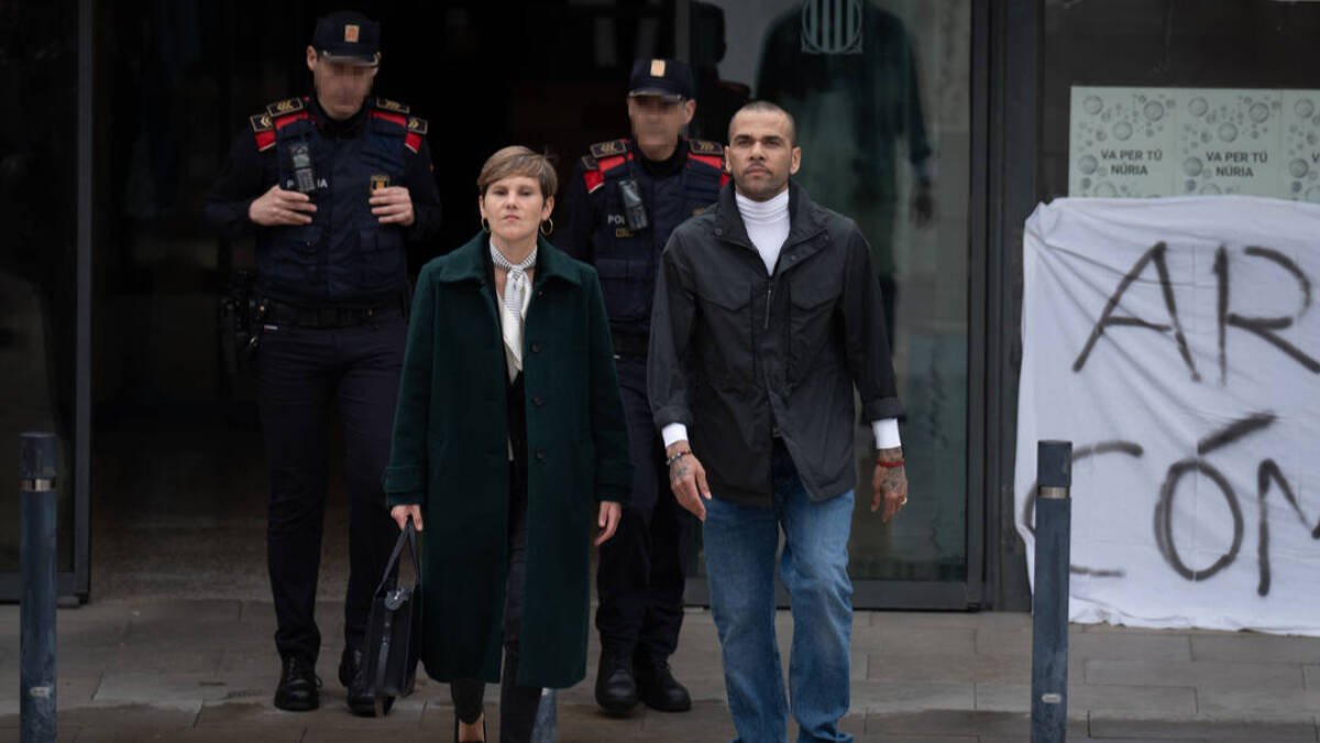 Dani Alves, junto a su abogada, a la salida de la cárcel de Brians.
