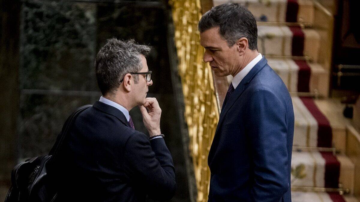 Bolaños y Sánchez conversando en el Hemiciclo.
