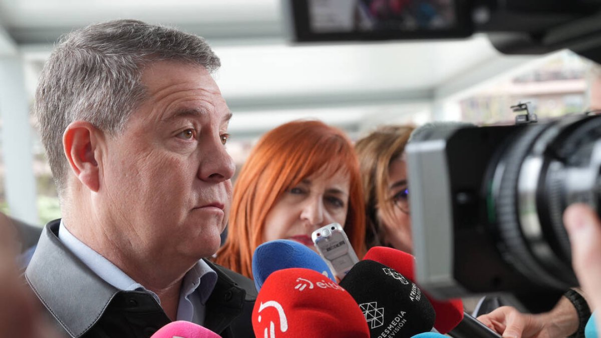 Emiliano García-Page atiende a los medios de comunicación durante un acto del PSE-EE en San Sebastián