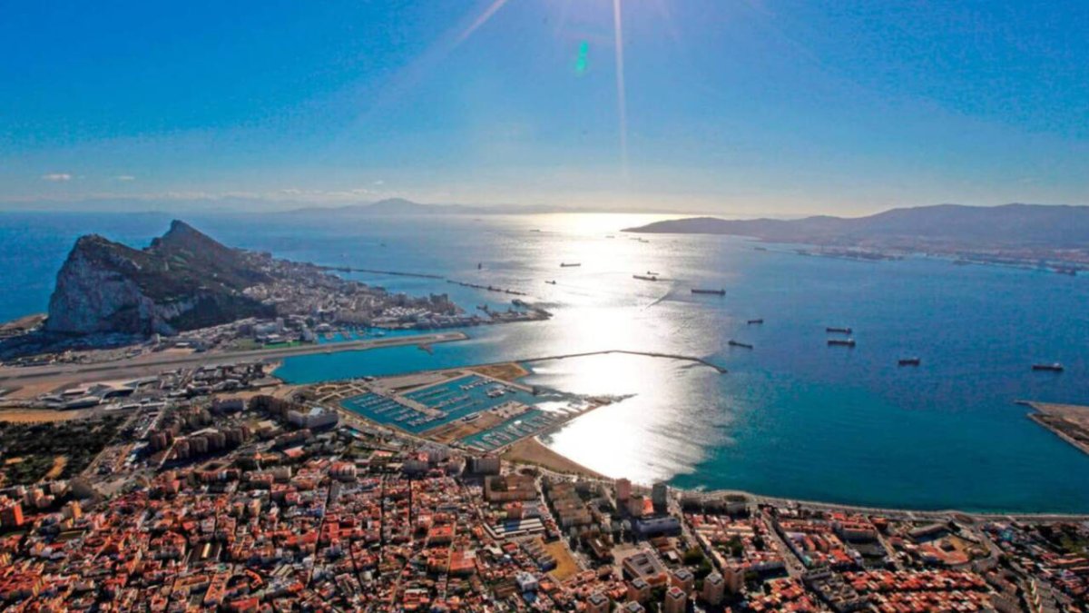 Vista del municipio gaditano de La Línea de la Concepción con el Peñón al fondo.