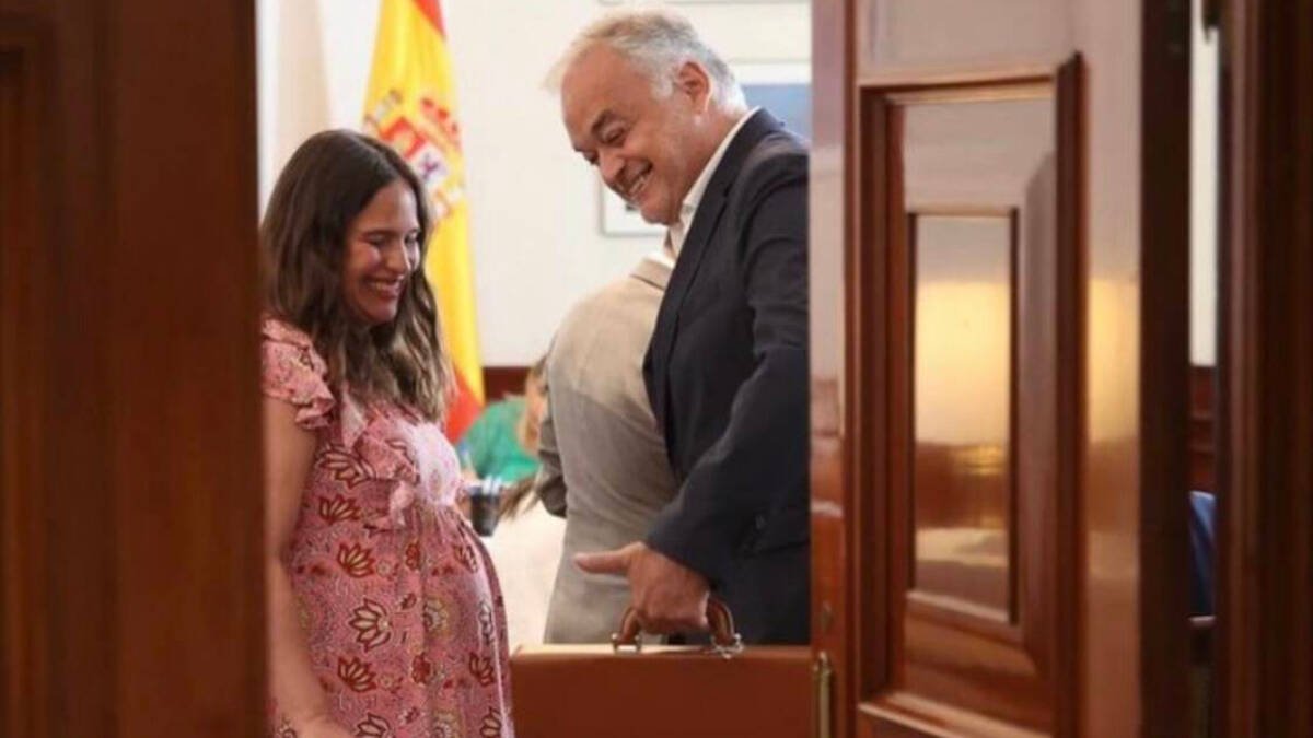 Belén Hoyo, embarazada en el Congreso junto a González Pons