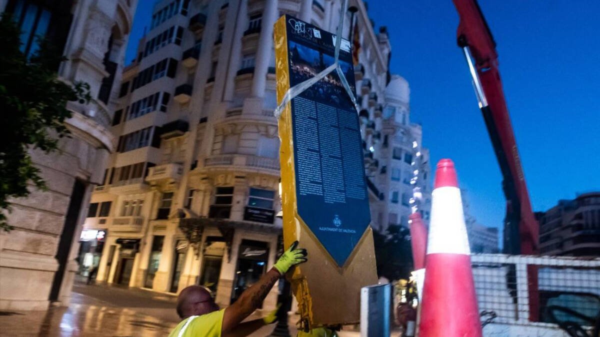 Técnicos retiran el monolito del 15M