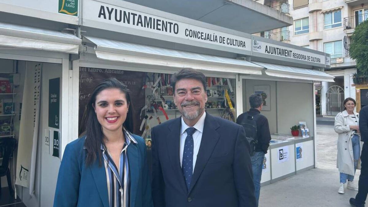 La concejala Nayma Beldjilali y el alcalde Luis Barcala en la Feria del Libro de Alicante.