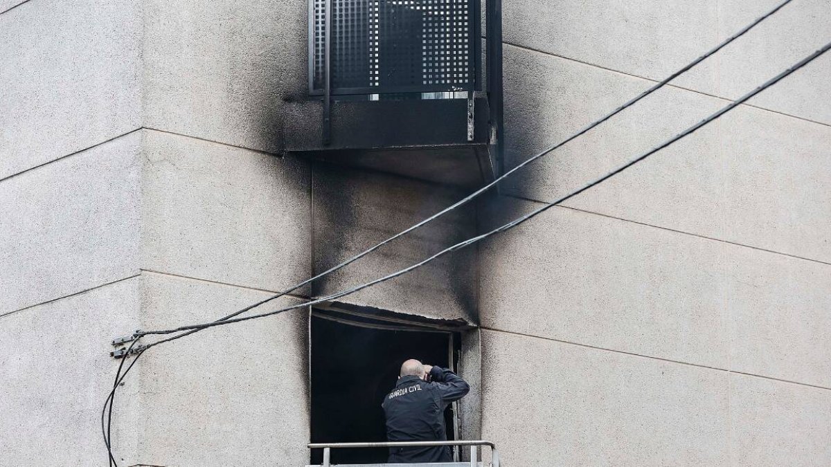 Un agente realiza fotografías del interior de la Residencia de la Tercera Edad de Moncada