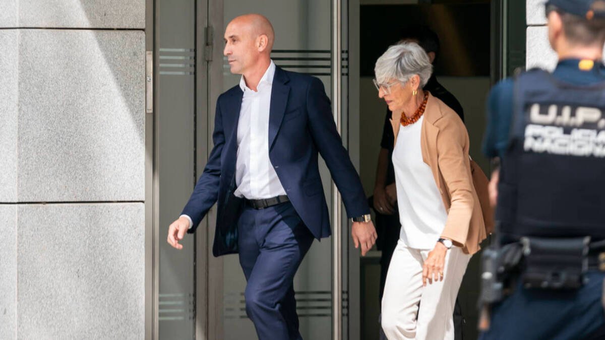 Luis Rubiales, junto a su abogada.